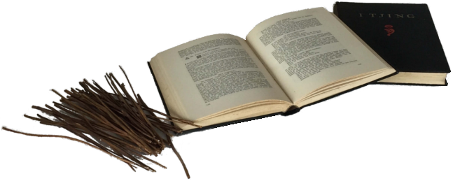 het opengeslagen Yijing boek met daarnaast een bundel duizendbladstelen